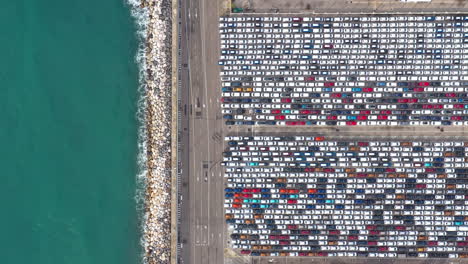 Hafen-Von-Málaga-Mit-Vielen-Geparkten-Fahrzeugen,-Luftaufnahme-Von-Oben,-Spanien,-Automobil